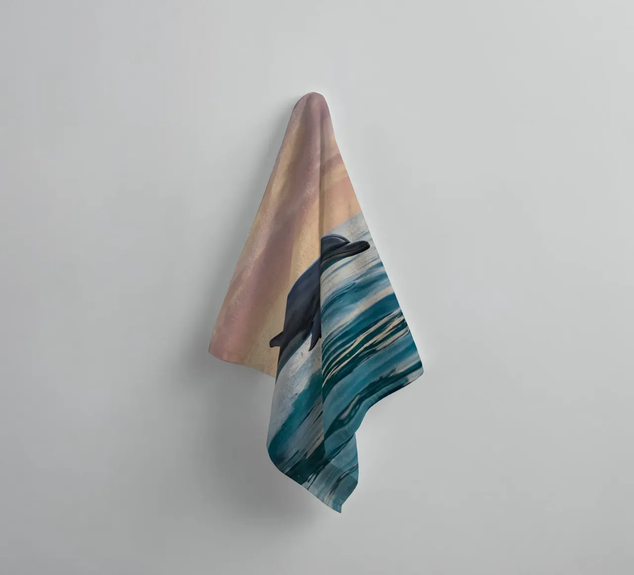Dolfijn springt sierlijk boven het oceaanoppervlak zonsondergang badhanddoek van DesignDoodle