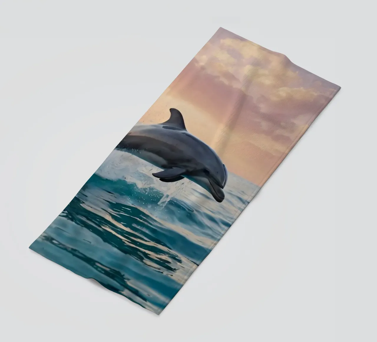 Dolfijn springt sierlijk boven het oceaanoppervlak zonsondergang strandhanddoek van DesignDoodle