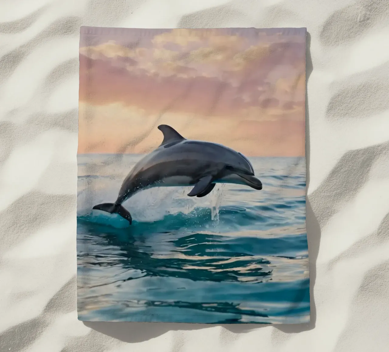 Dolfijn springt sierlijk boven het oceaanoppervlak zonsondergang strandhanddoek van DesignDoodle