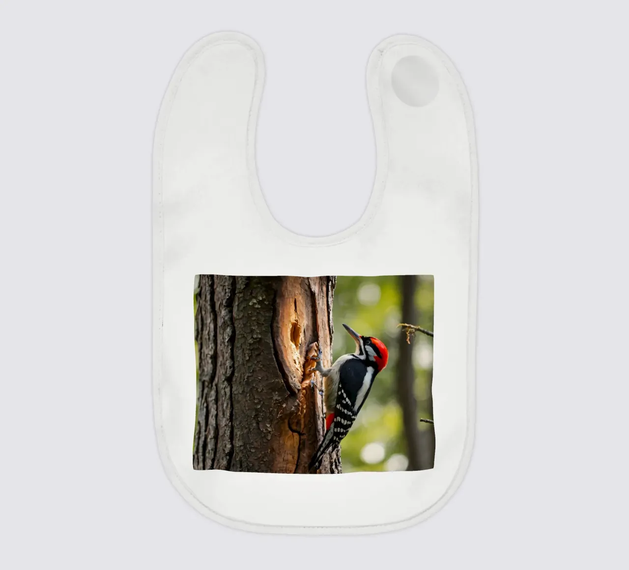 Picchio in cerca di cibo su un tronco d'albero in una foresta rigogliosa bavaglino da DesignDoodle