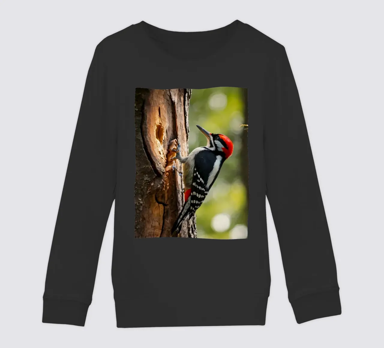Picchio in cerca di cibo su un tronco d'albero in una foresta rigogliosa felpa bambino da DesignDoodle