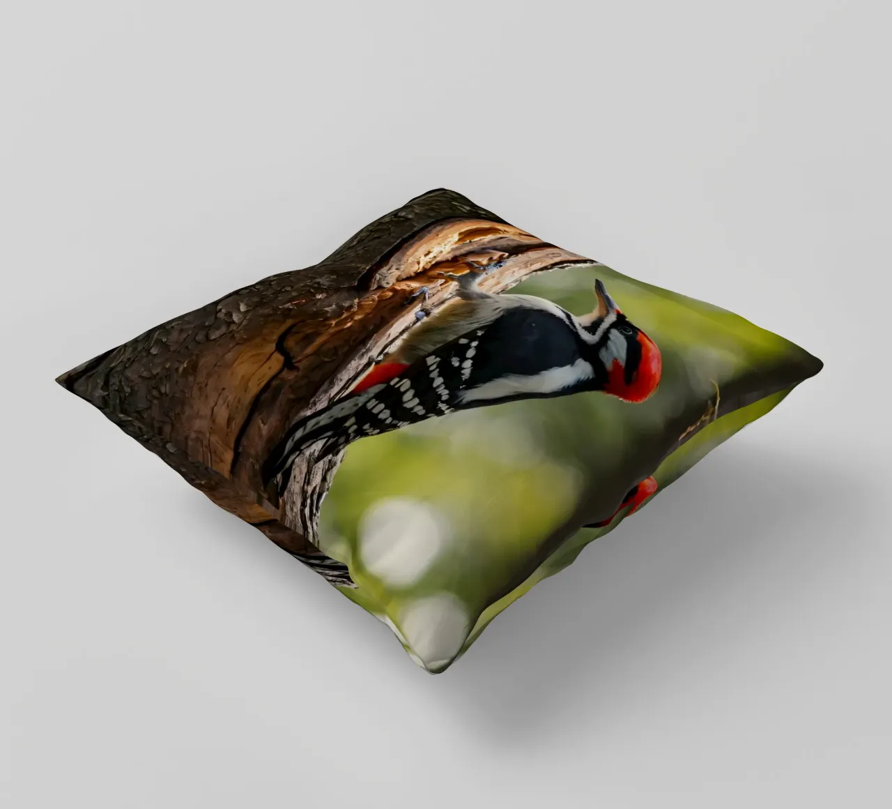 Picchio in cerca di cibo su un tronco d'albero in una foresta rigogliosa cuscino da DesignDoodle