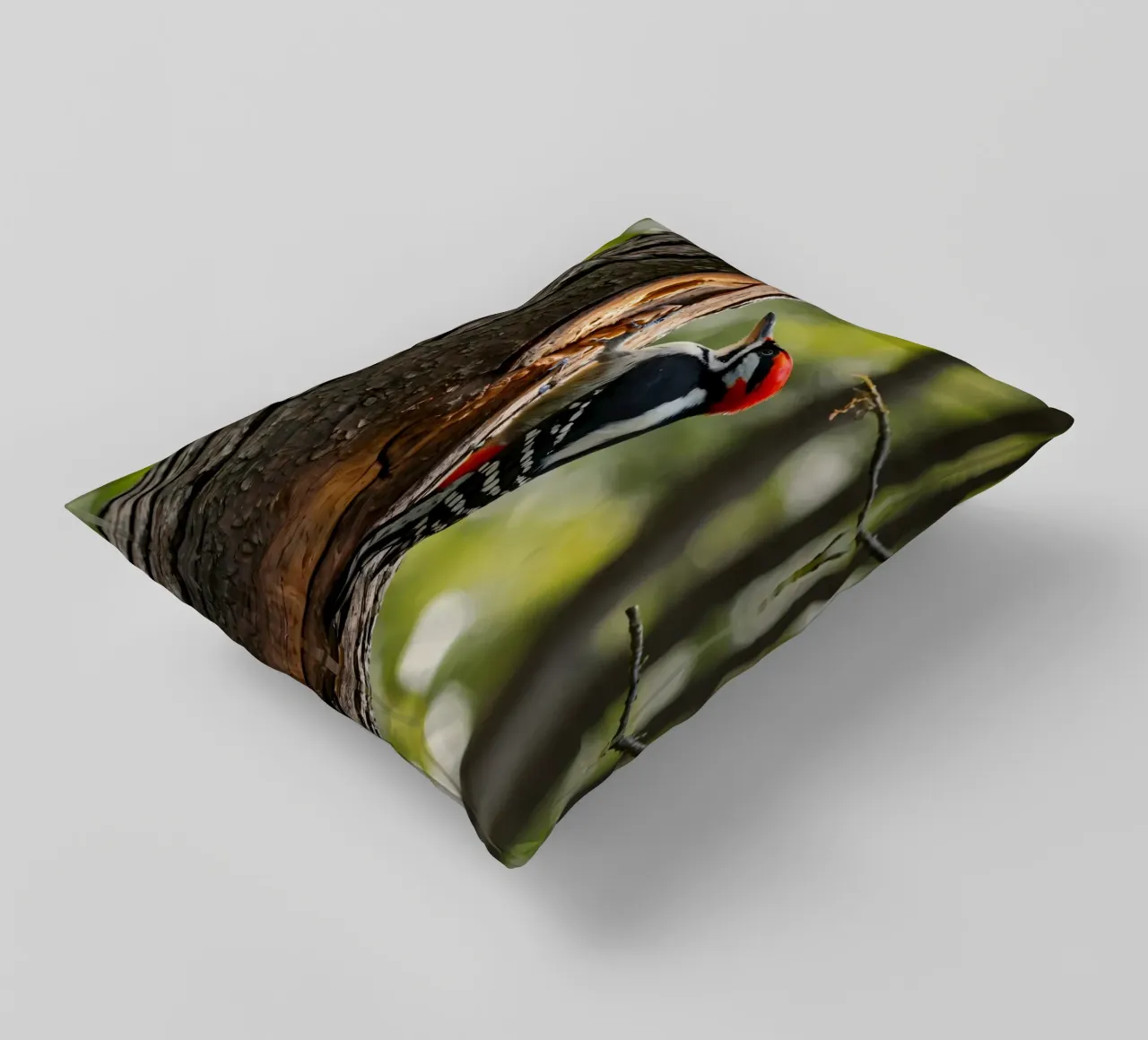 Picchio in cerca di cibo su un tronco d'albero in una foresta rigogliosa cuscino da DesignDoodle