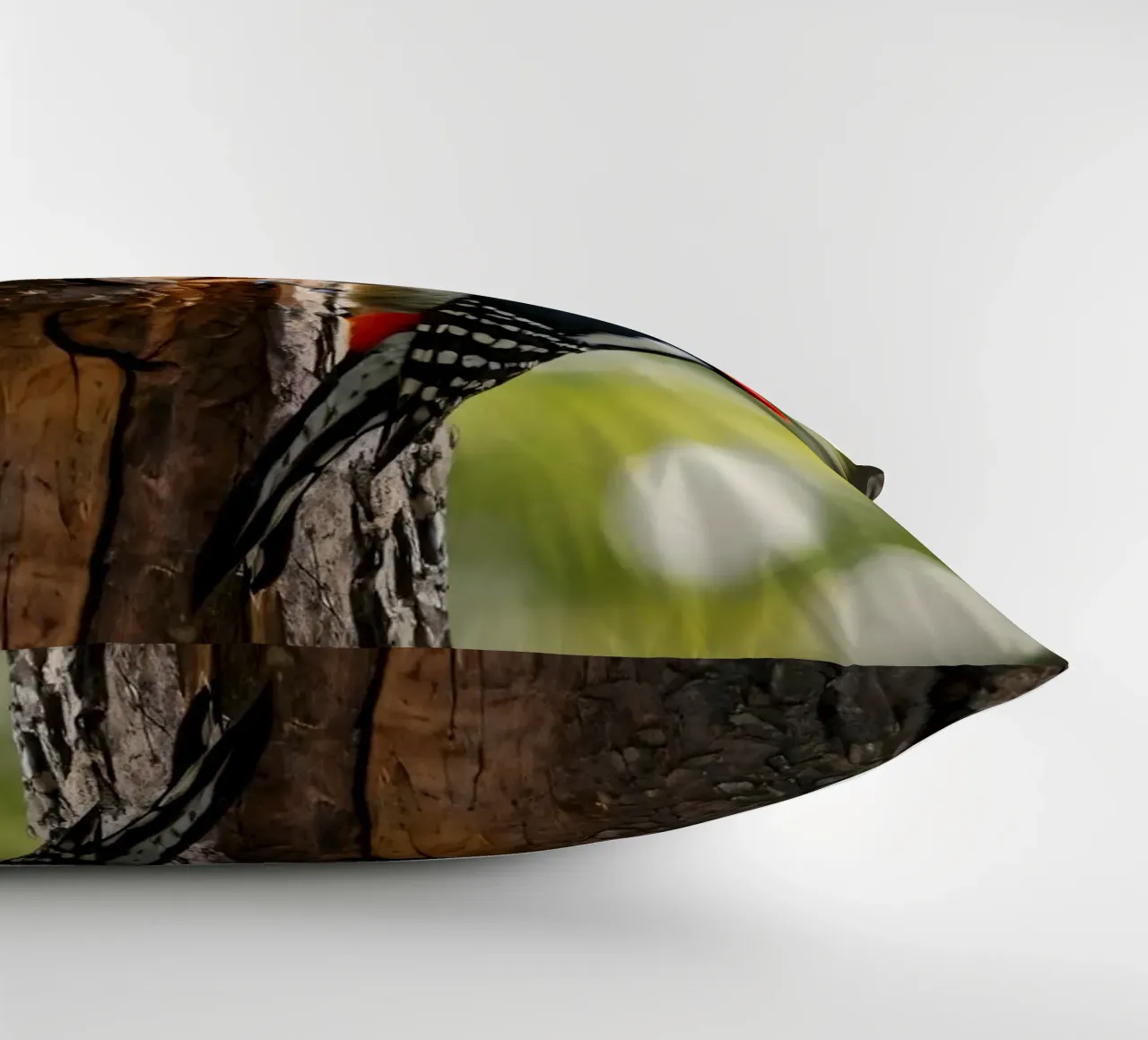 Picchio in cerca di cibo su un tronco d'albero in una foresta rigogliosa cuscino da DesignDoodle