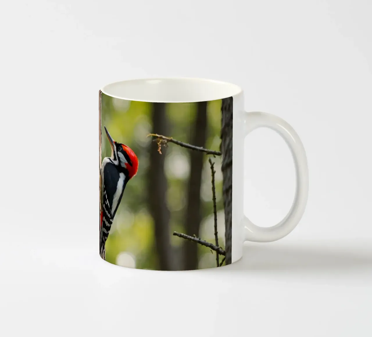 Picchio in cerca di cibo su un tronco d'albero in una foresta rigogliosa tazza in ceramica da DesignDoodle