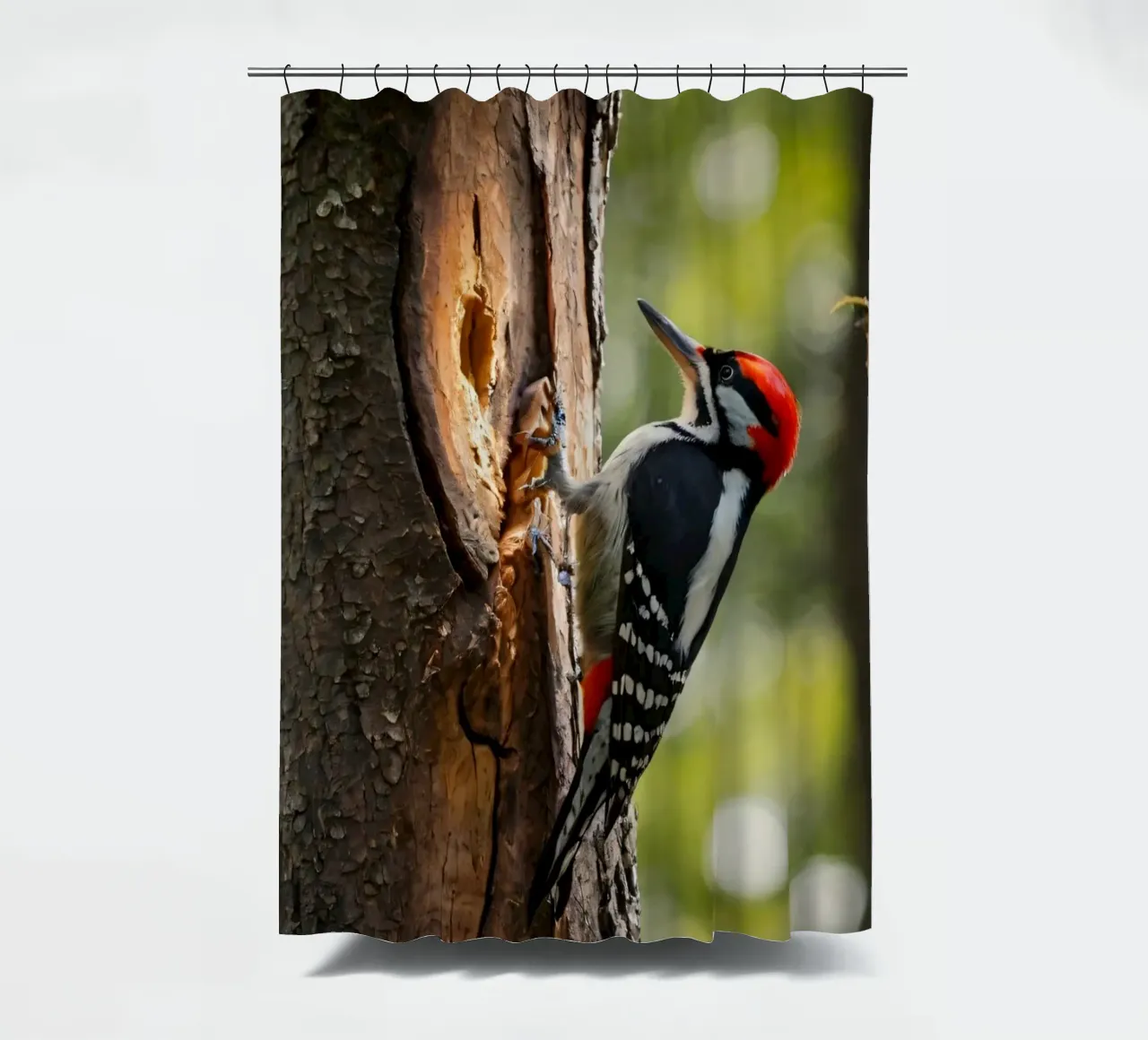 Picchio in cerca di cibo su un tronco d'albero in una foresta rigogliosa tenda da doccia da DesignDoodle