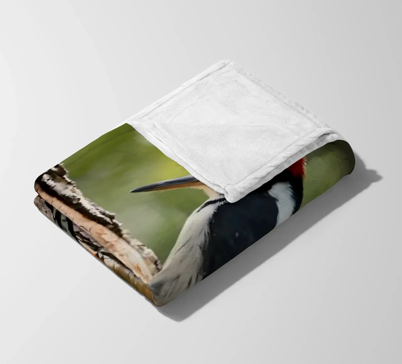 Picchio in cerca di cibo su un tronco d'albero in una foresta rigogliosa coperta in pile da DesignDoodle