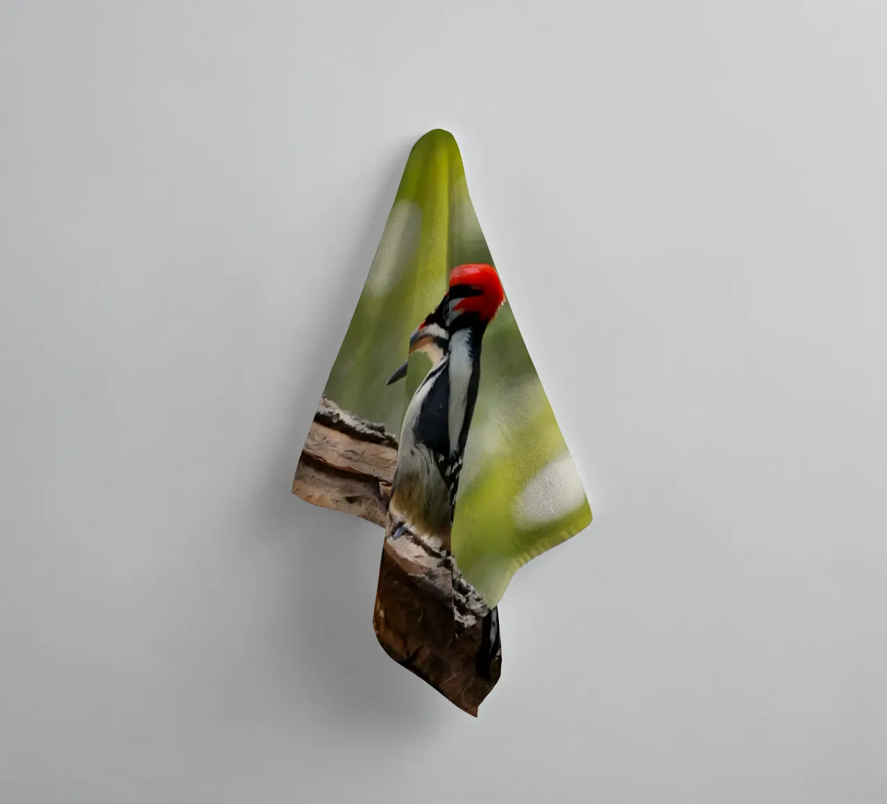 Picchio in cerca di cibo su un tronco d'albero in una foresta rigogliosa asciugamano da bagno da DesignDoodle