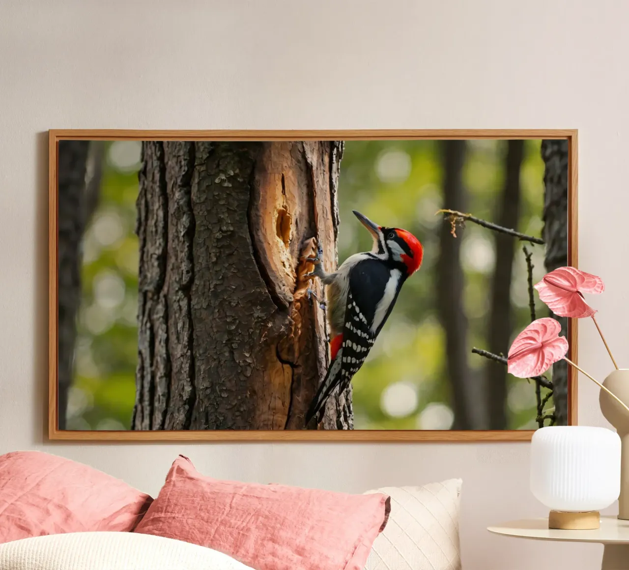 Picchio in cerca di cibo su un tronco d'albero in una foresta rigogliosa alluminio dibond da DesignDoodle