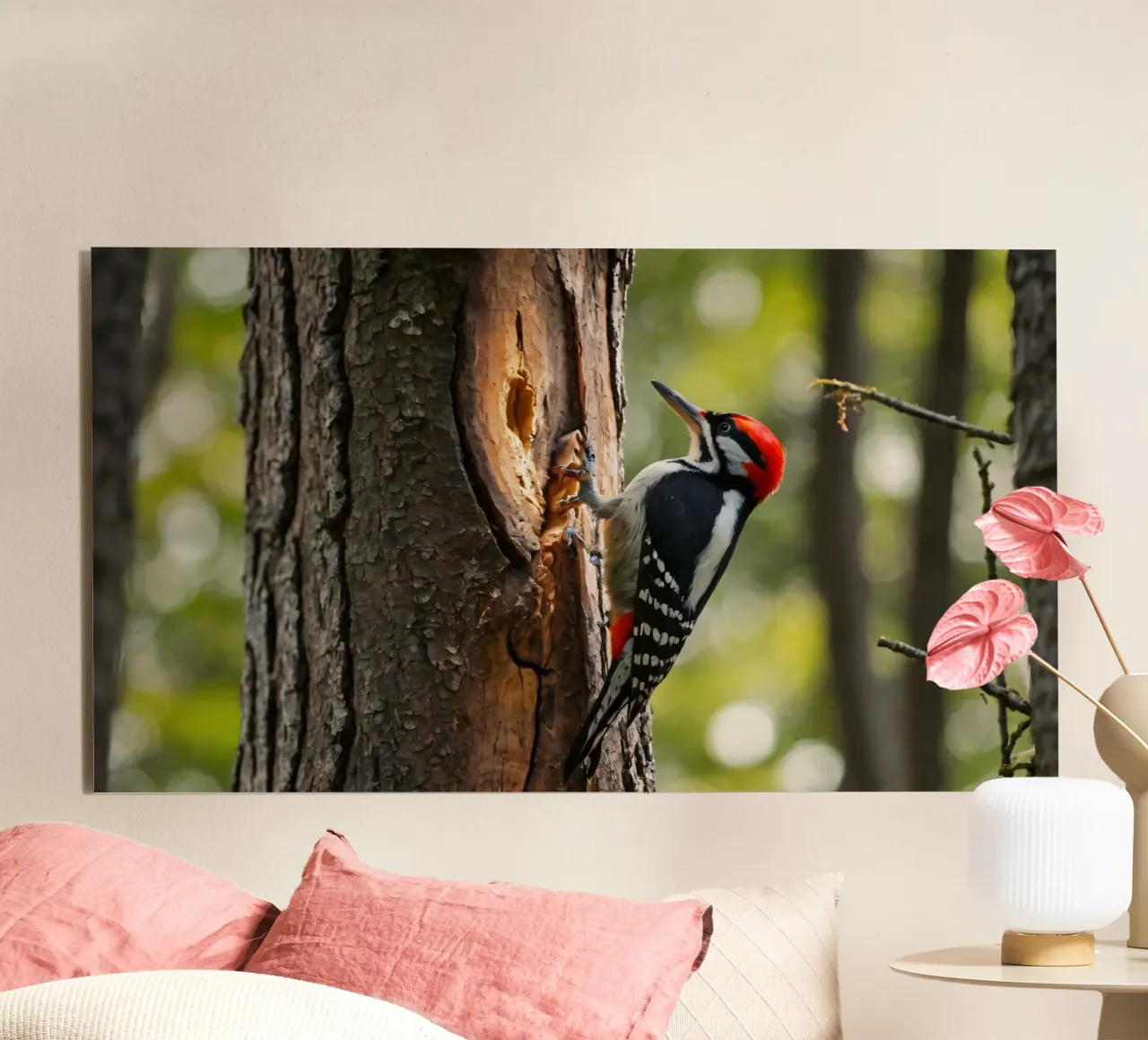 Picchio in cerca di cibo su un tronco d'albero in una foresta rigogliosa alluminio dibond da DesignDoodle