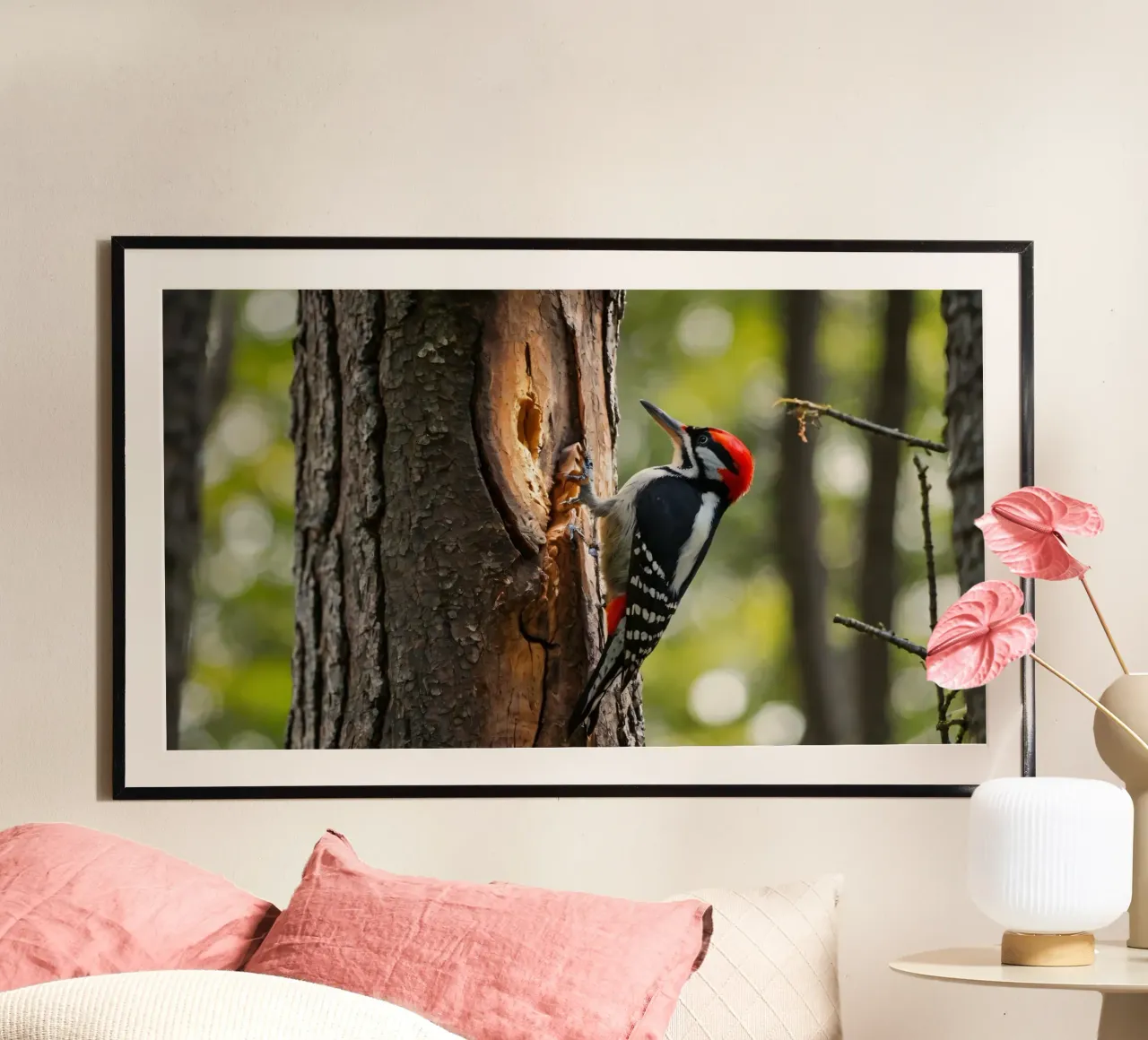 Picchio in cerca di cibo su un tronco d'albero in una foresta rigogliosa carta hahnemühle da DesignDoodle