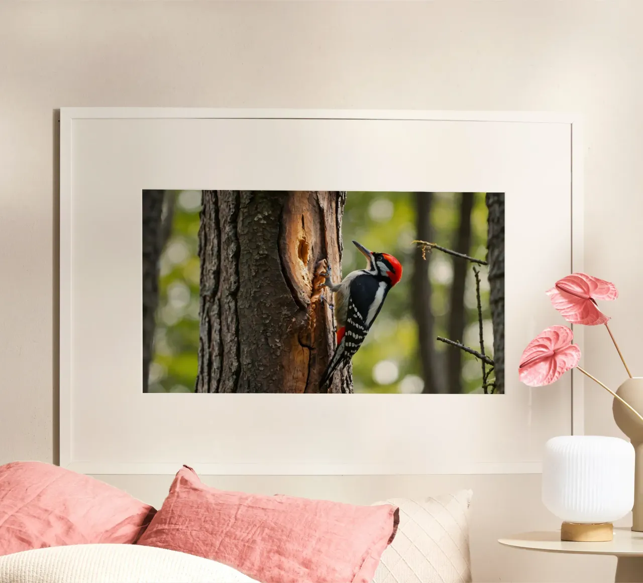 Picchio in cerca di cibo su un tronco d'albero in una foresta rigogliosa carta hahnemühle da DesignDoodle