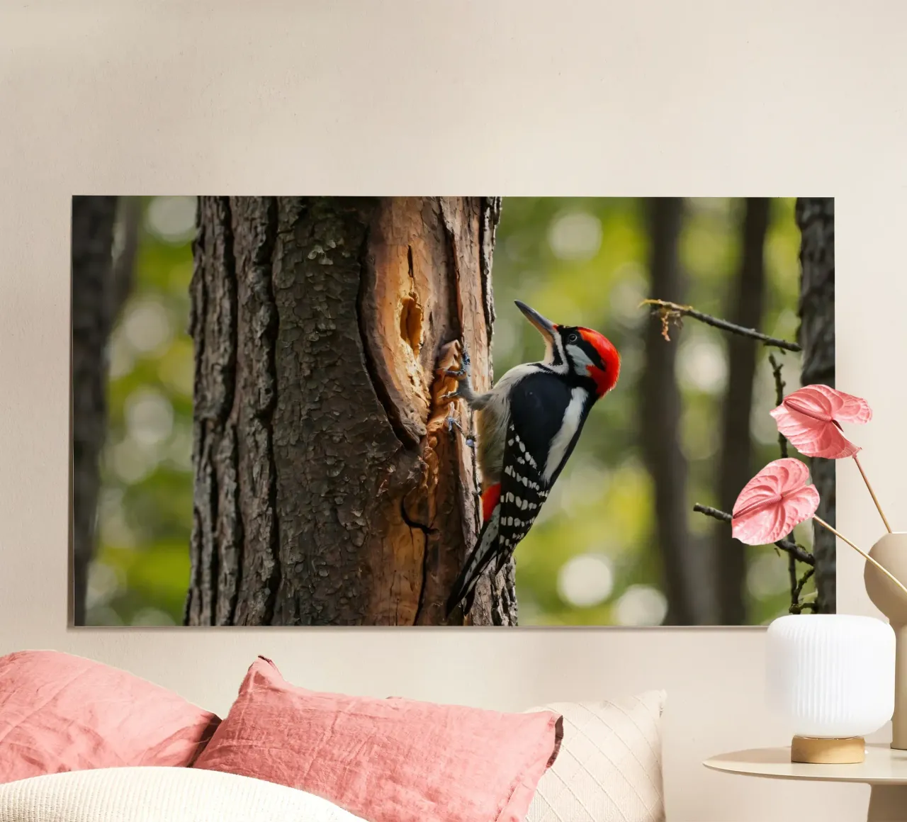 Picchio in cerca di cibo su un tronco d'albero in una foresta rigogliosa carta hahnemühle da DesignDoodle