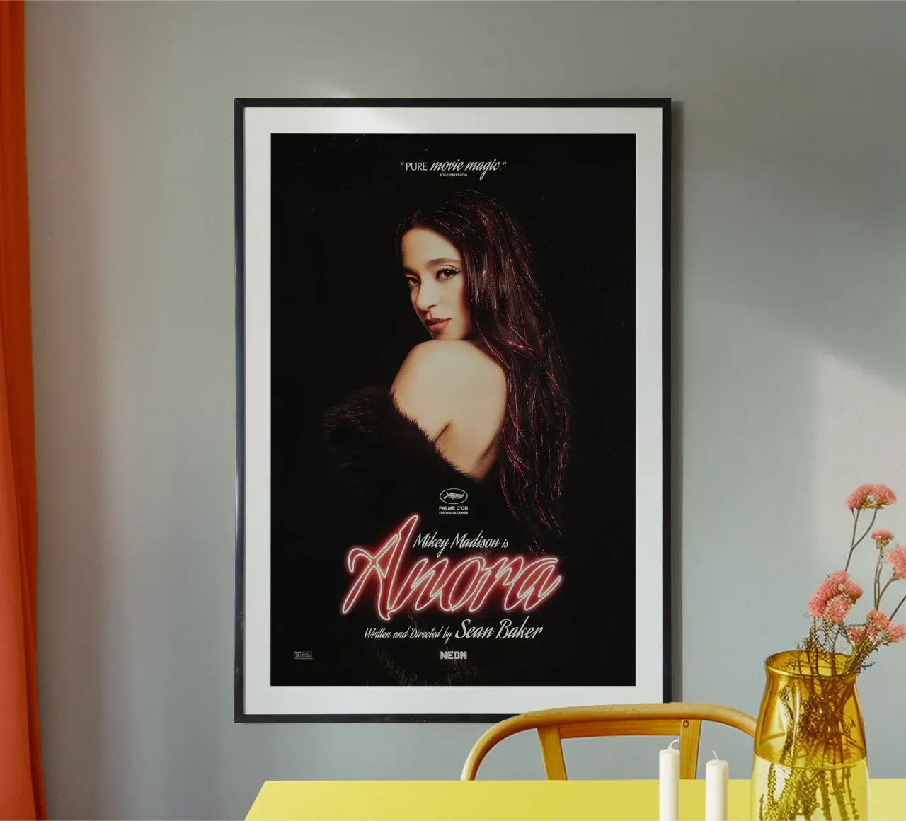Anora poster con telaio in plastica da Attaboy Dsgn