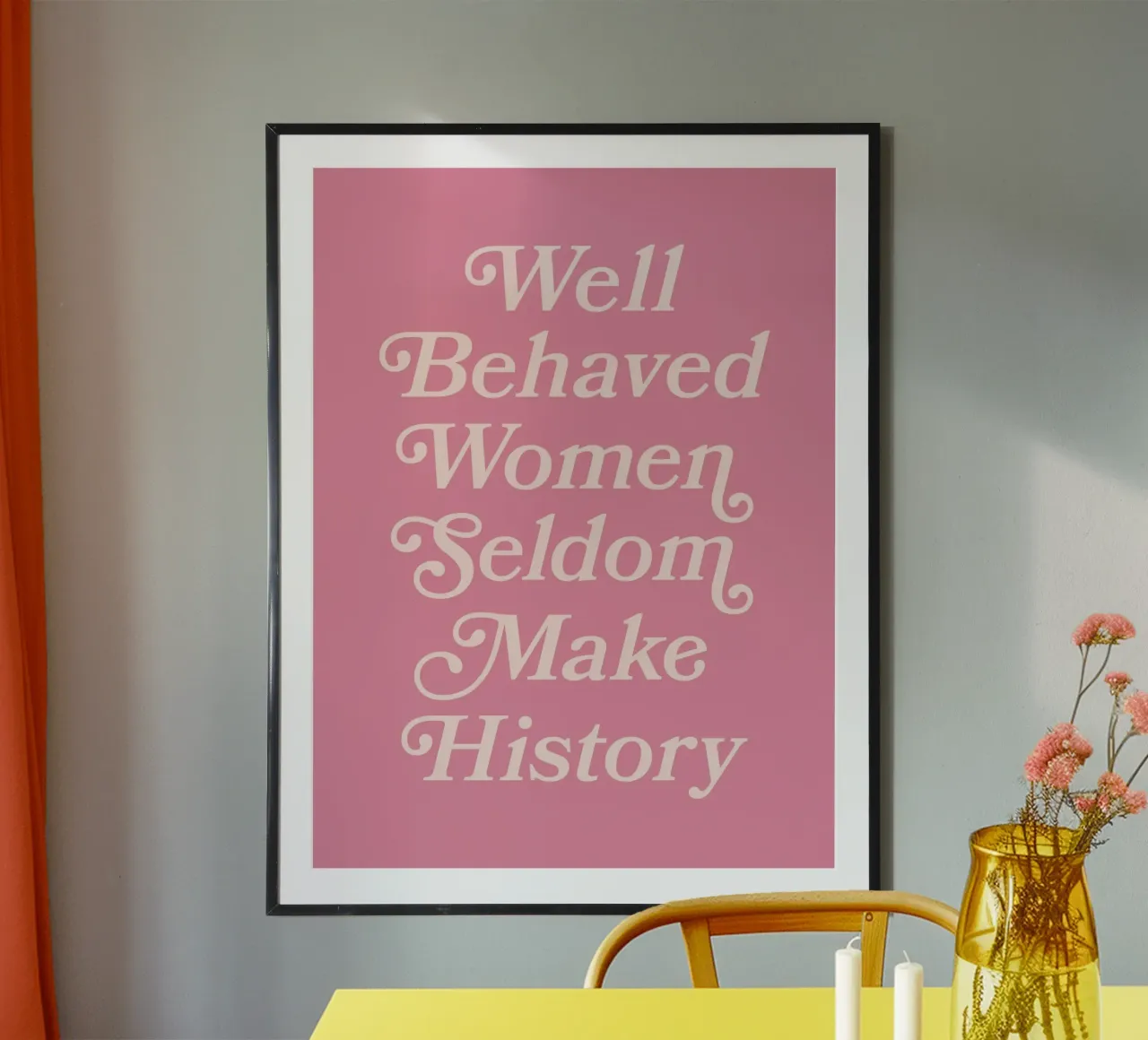 Le donne ben educate raramente fanno la storia (tonalità rosa) poster con telaio in plastica da Paigaam Studio