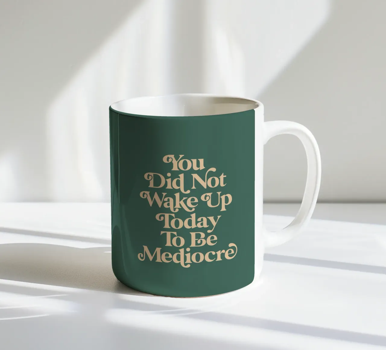 Non ti sei svegliato oggi per essere un mediocre design tipografico tazza in ceramica da THE MOTIVATED TYPE