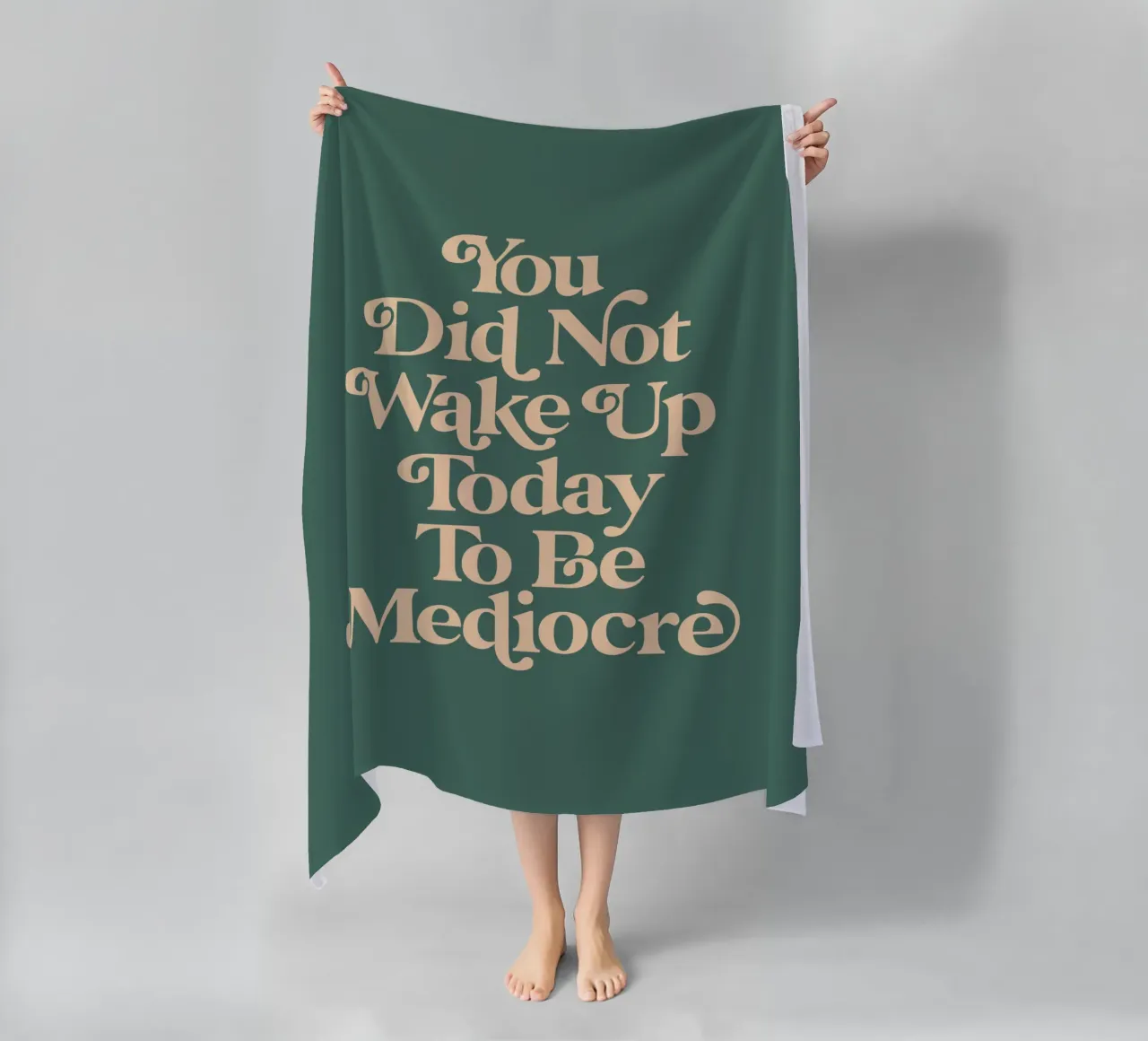 Non ti sei svegliato oggi per essere un mediocre design tipografico telo mare da THE MOTIVATED TYPE