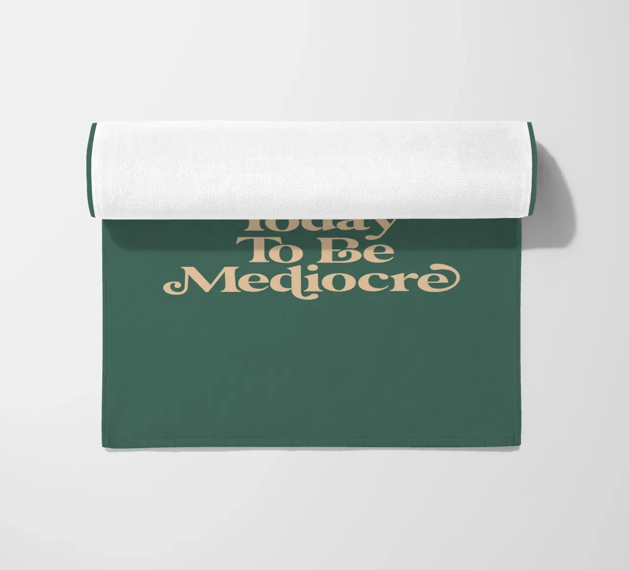 Non ti sei svegliato oggi per essere un mediocre design tipografico telo mare da THE MOTIVATED TYPE