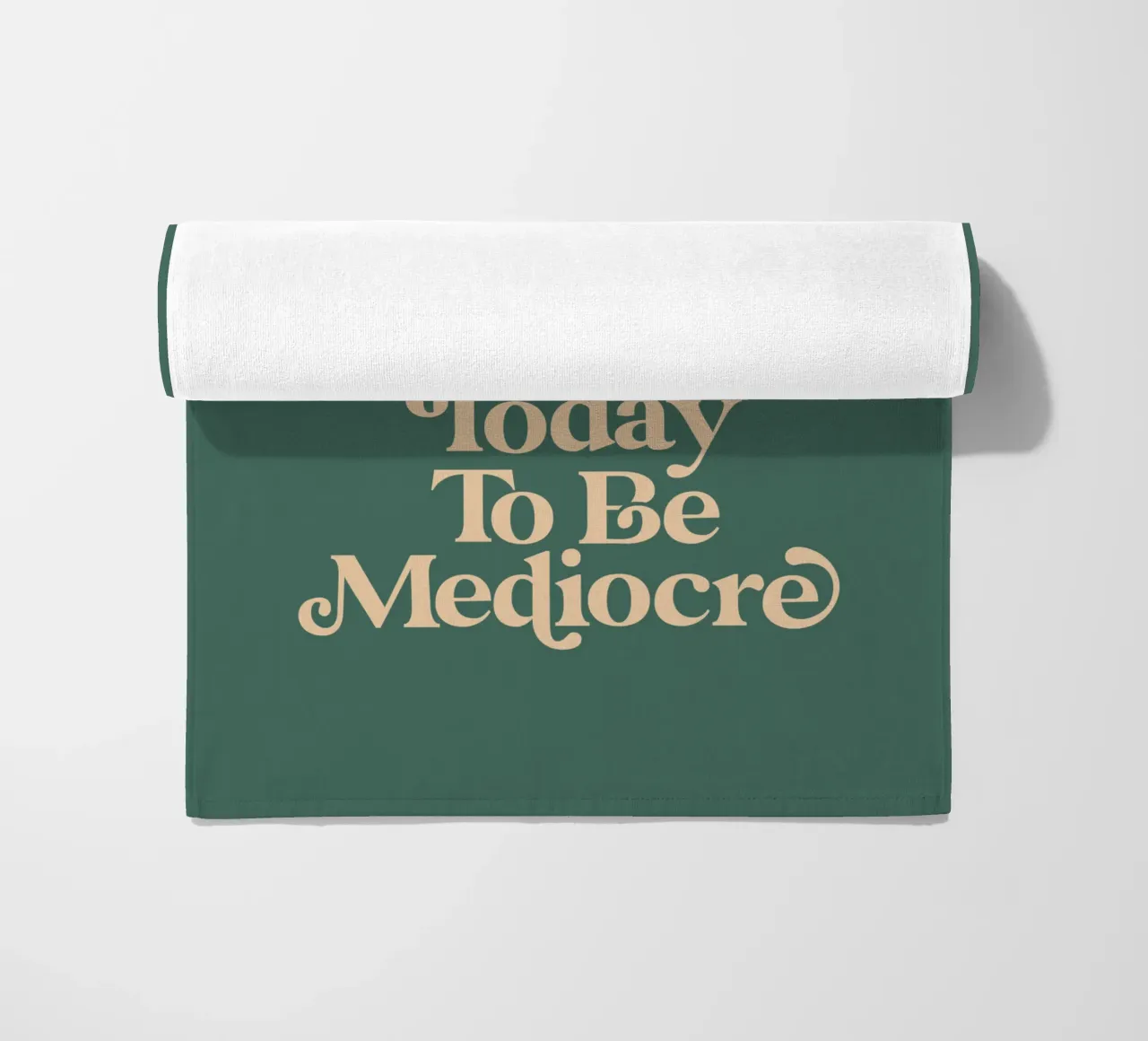 Non ti sei svegliato oggi per essere un mediocre design tipografico telo mare da THE MOTIVATED TYPE