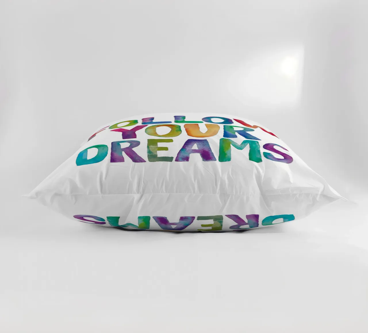 Segui i tuoi sogni Design tipografico arcobaleno cuscino da THE MOTIVATED TYPE