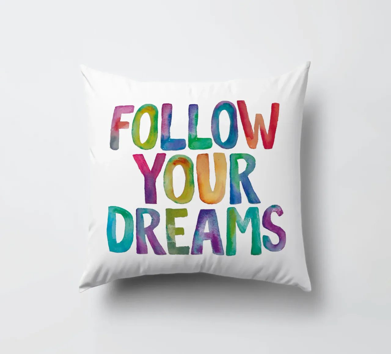 Segui i tuoi sogni Design tipografico arcobaleno cuscino da THE MOTIVATED TYPE