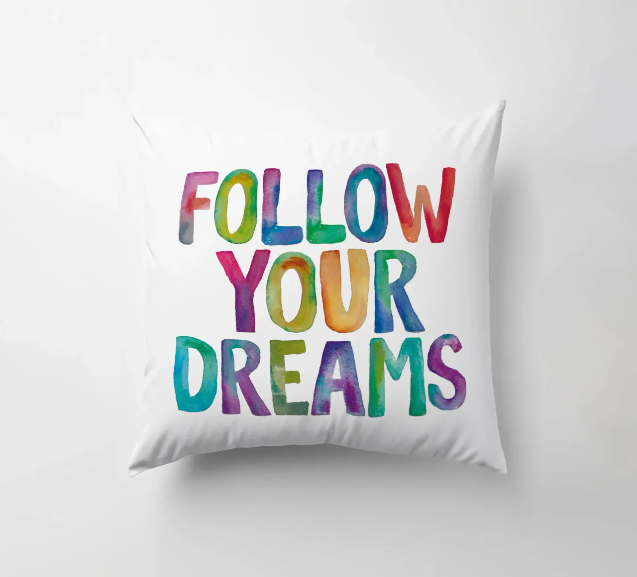 Segui i tuoi sogni Design tipografico arcobaleno cuscino da THE MOTIVATED TYPE