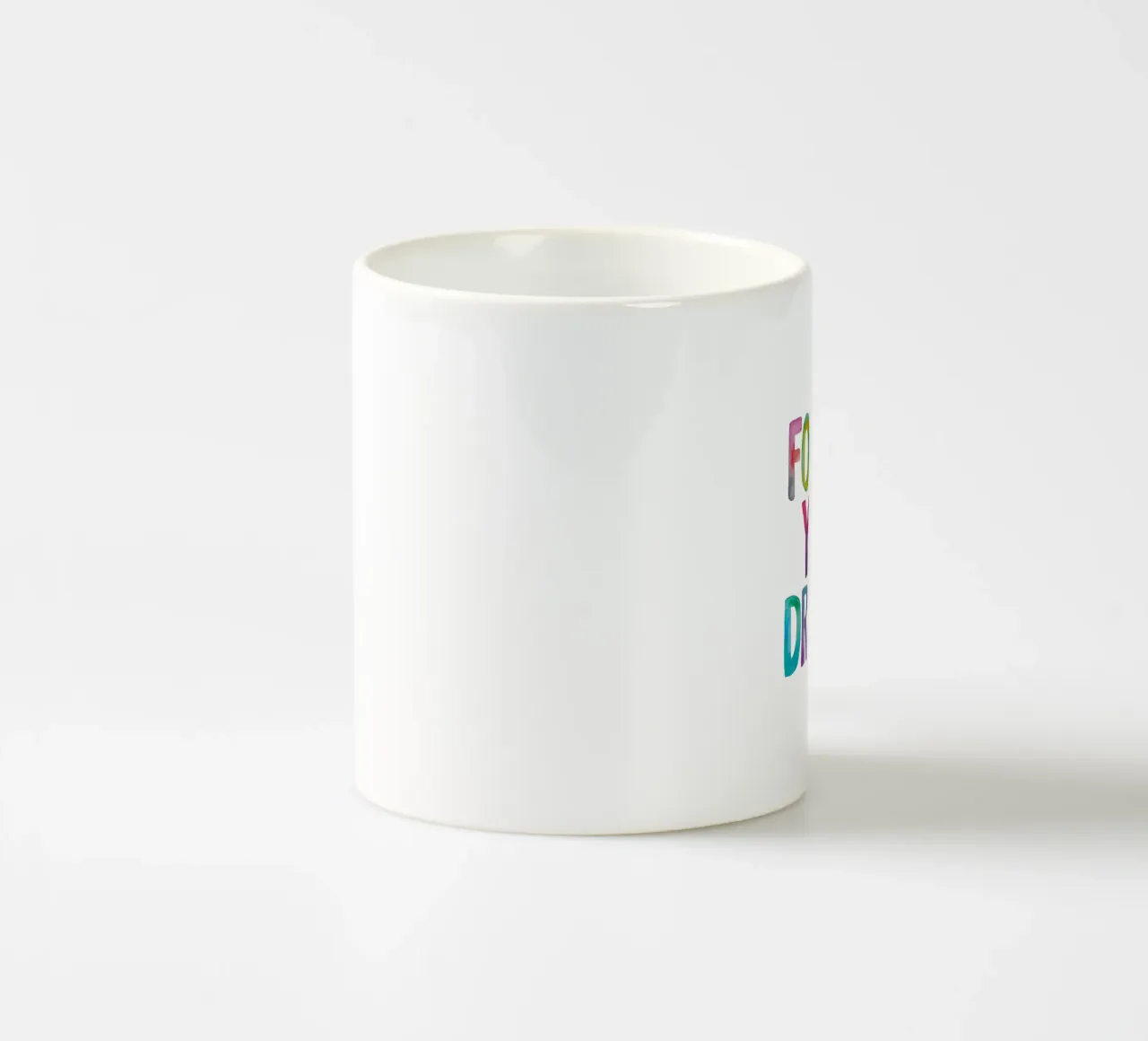 Segui i tuoi sogni Design tipografico arcobaleno tazza in ceramica da THE MOTIVATED TYPE
