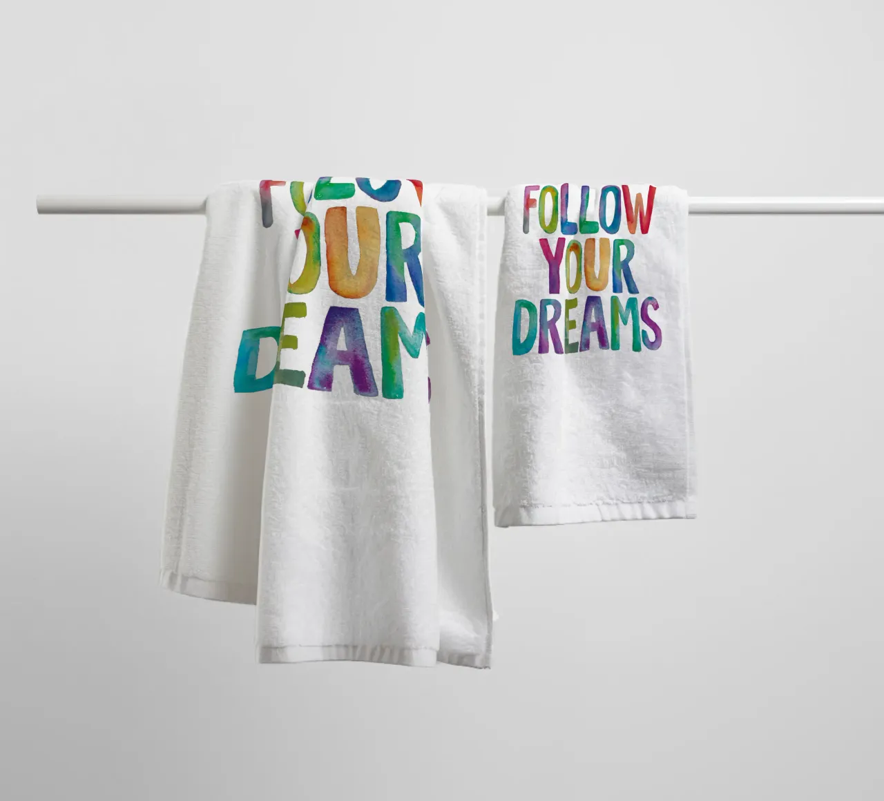 Segui i tuoi sogni Design tipografico arcobaleno asciugamano da bagno da THE MOTIVATED TYPE