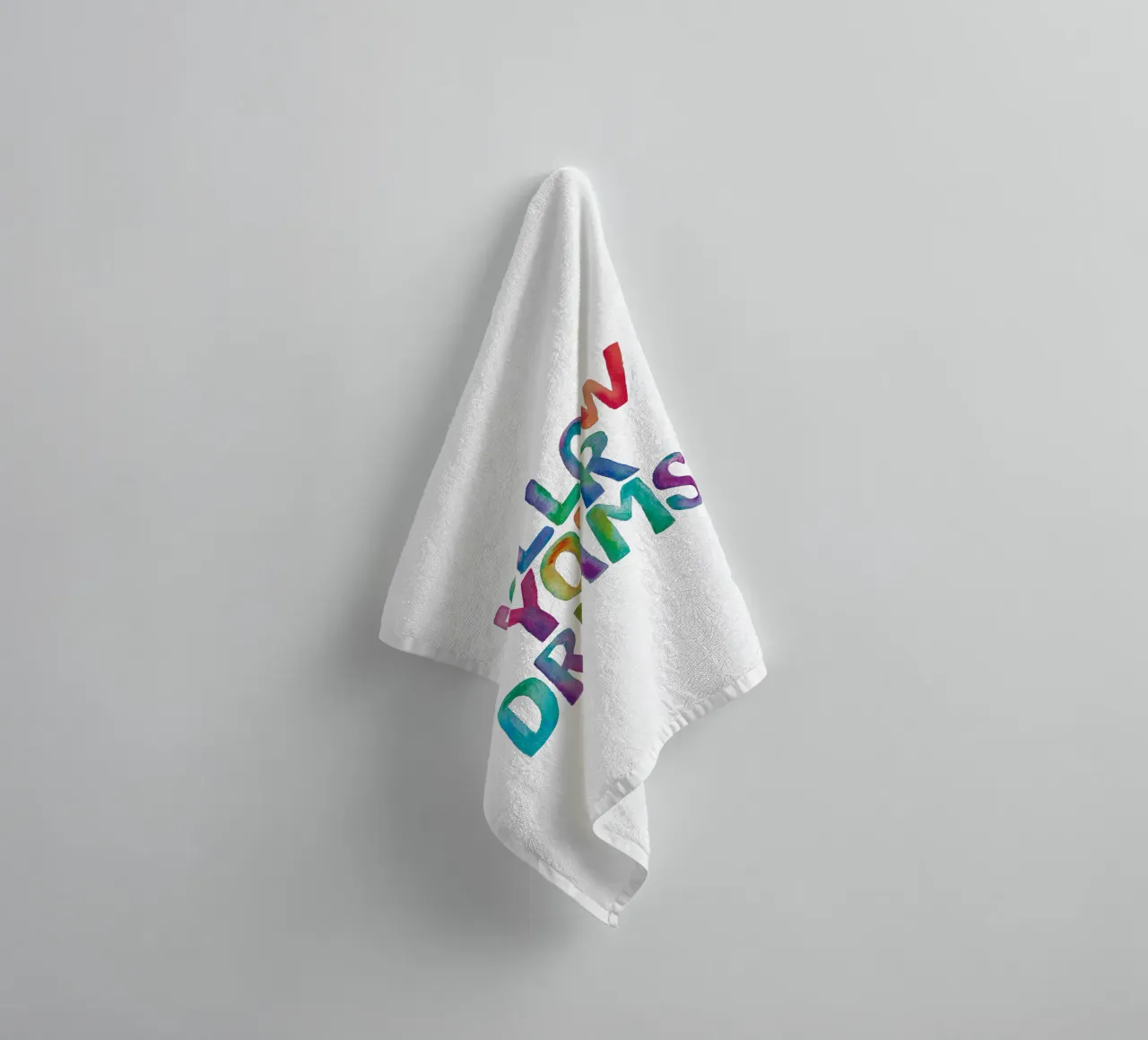 Segui i tuoi sogni Design tipografico arcobaleno asciugamano da bagno da THE MOTIVATED TYPE