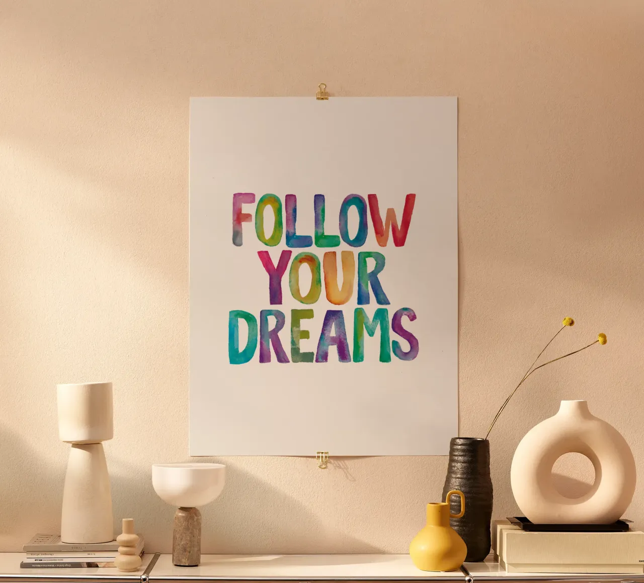 Segui i tuoi sogni Design tipografico arcobaleno carta hahnemühle da THE MOTIVATED TYPE