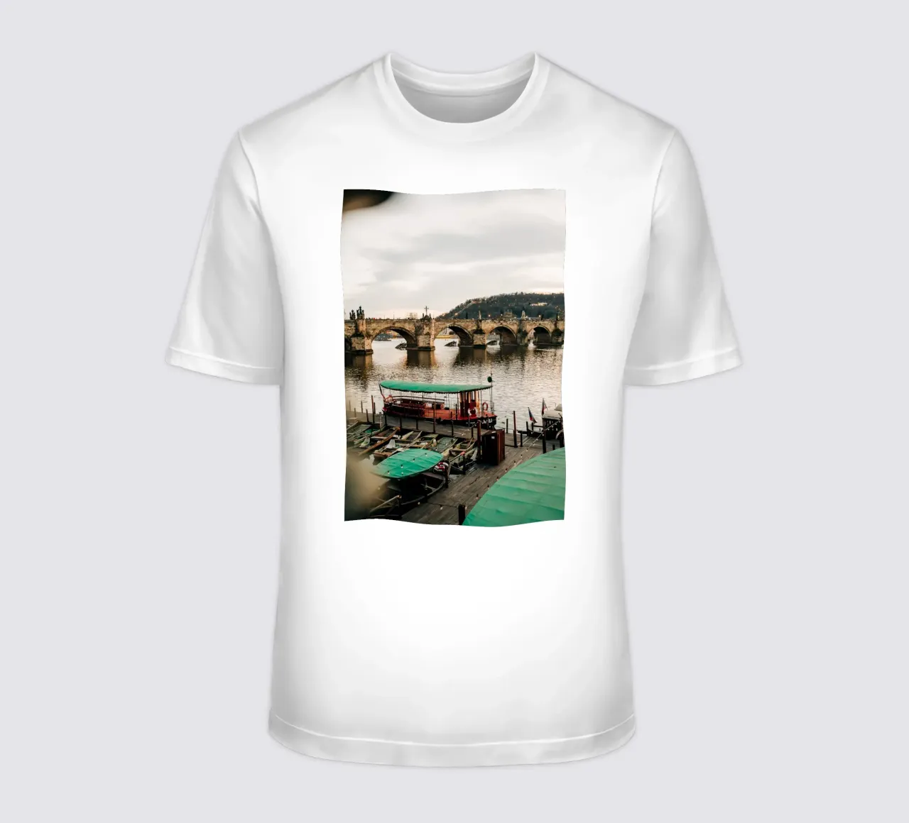 Abendstimmung in Prag - Dämmerung an der Karlsbrücke T-Shirt von Bold and Retro