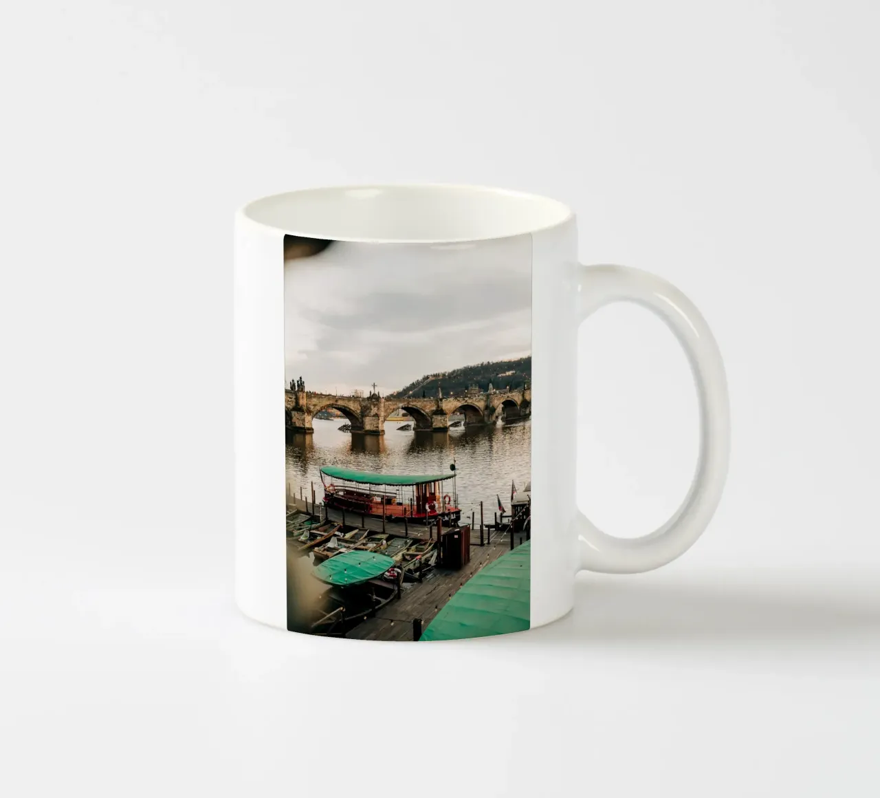 Atmosfera serale a Praga - crepuscolo sul Ponte Carlo tazza in ceramica da Bold and Retro