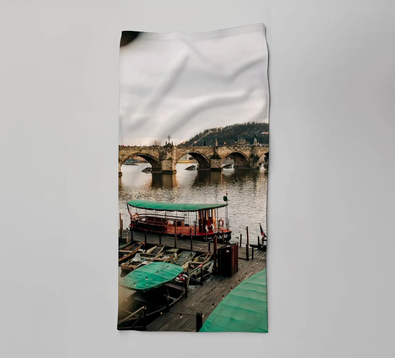 Abendstimmung in Prag - Dämmerung an der Karlsbrücke Handtuch von Bold and Retro