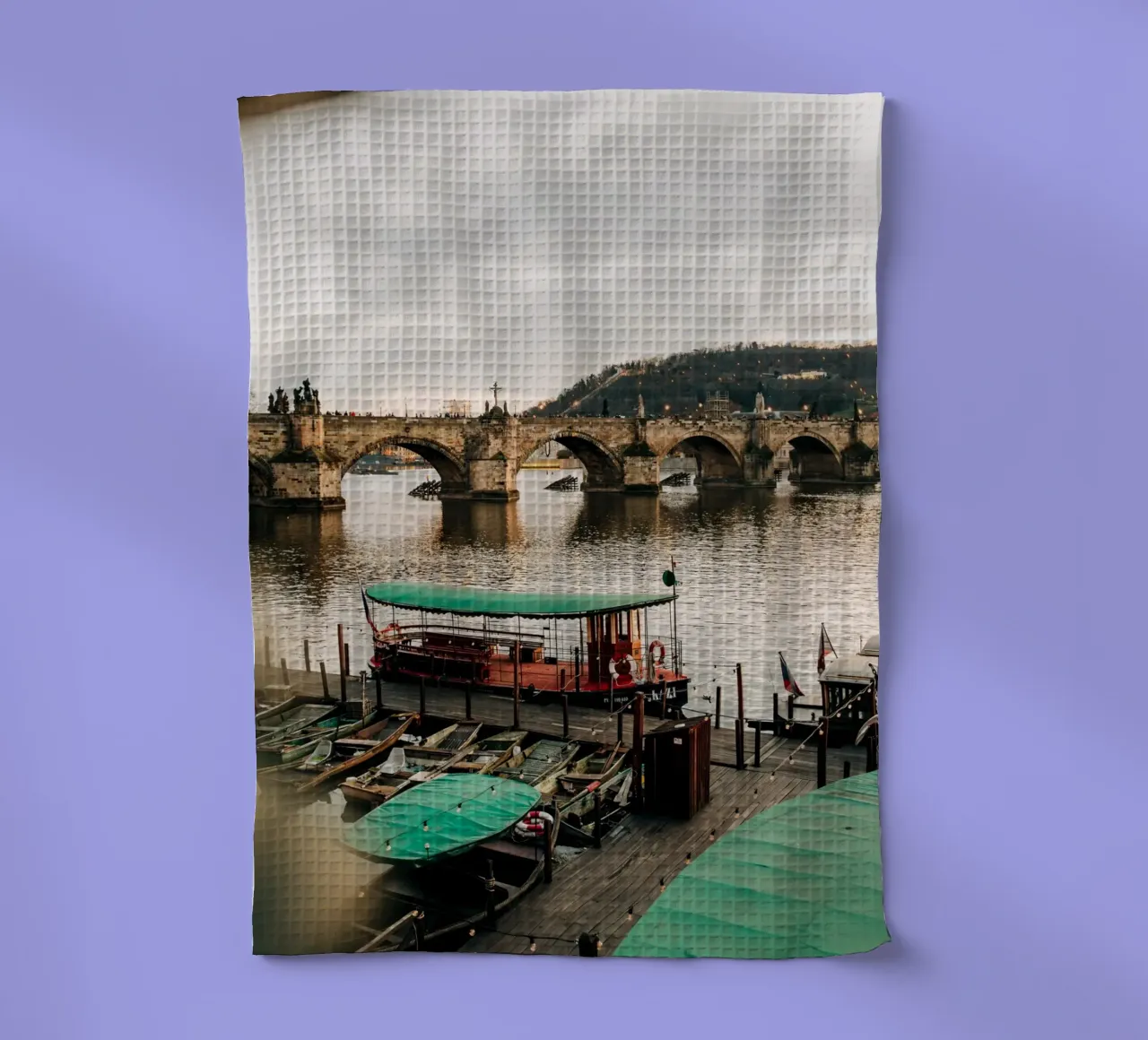 Atmosfera serale a Praga - crepuscolo sul Ponte Carlo canovaccio da cucina da Bold and Retro
