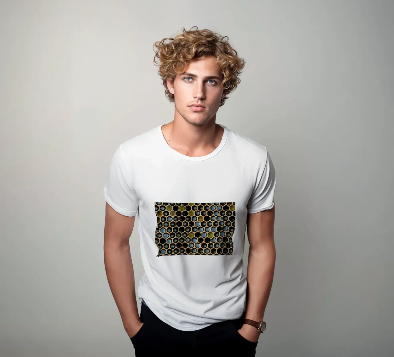 Bee Pattern t-shirt da Curious Collections by Marielle Leenders