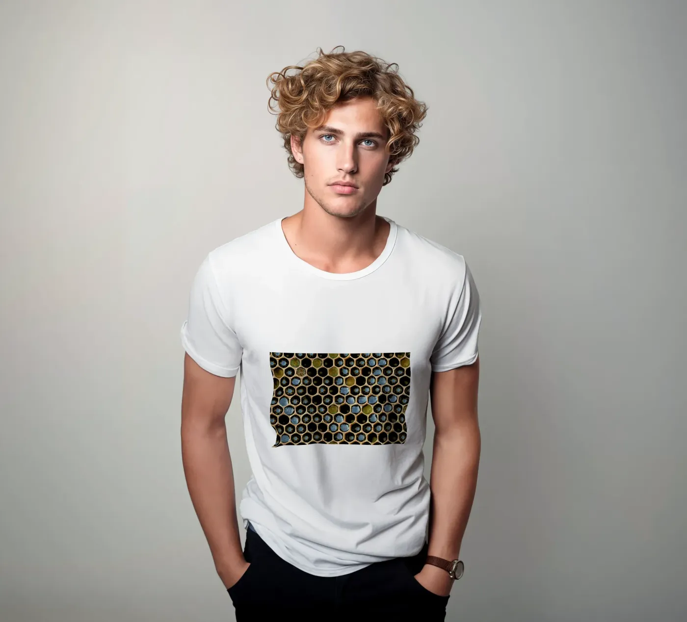 Bee Pattern t-shirt da Curious Collections by Marielle Leenders