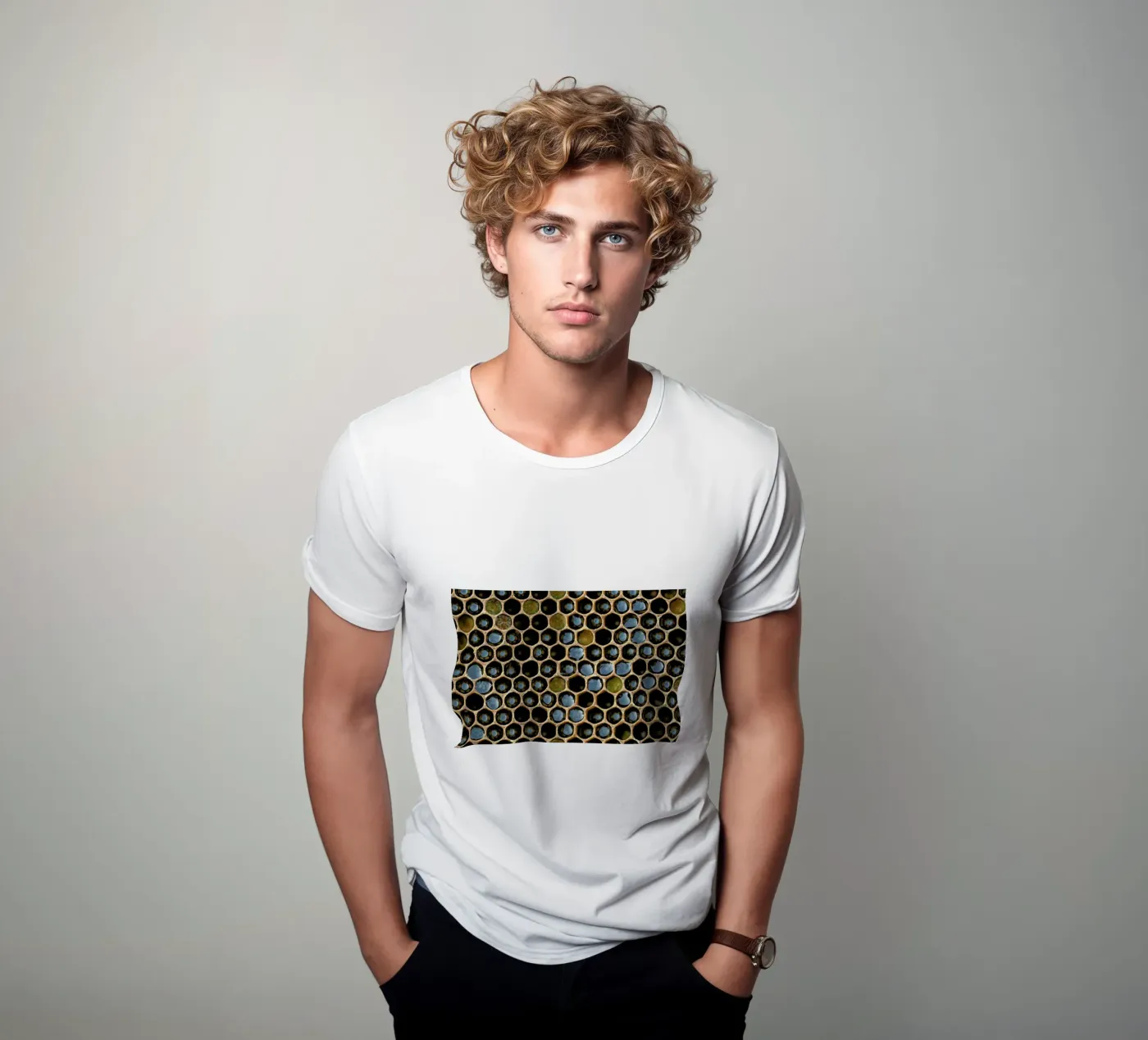 Bee Pattern t-shirt de Curious Collections by Marielle Leenders