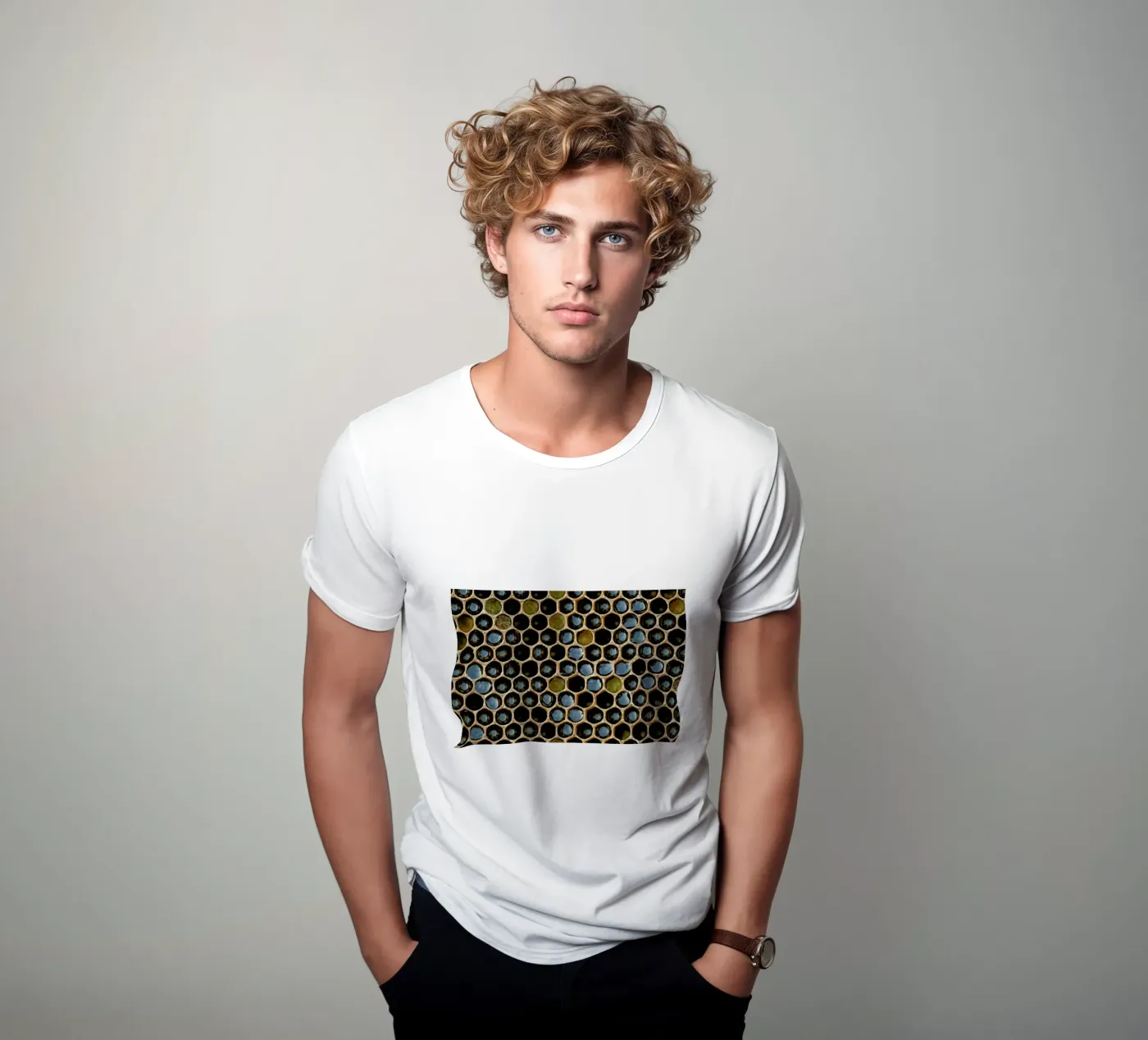 Bee Pattern t-shirt da Curious Collections by Marielle Leenders
