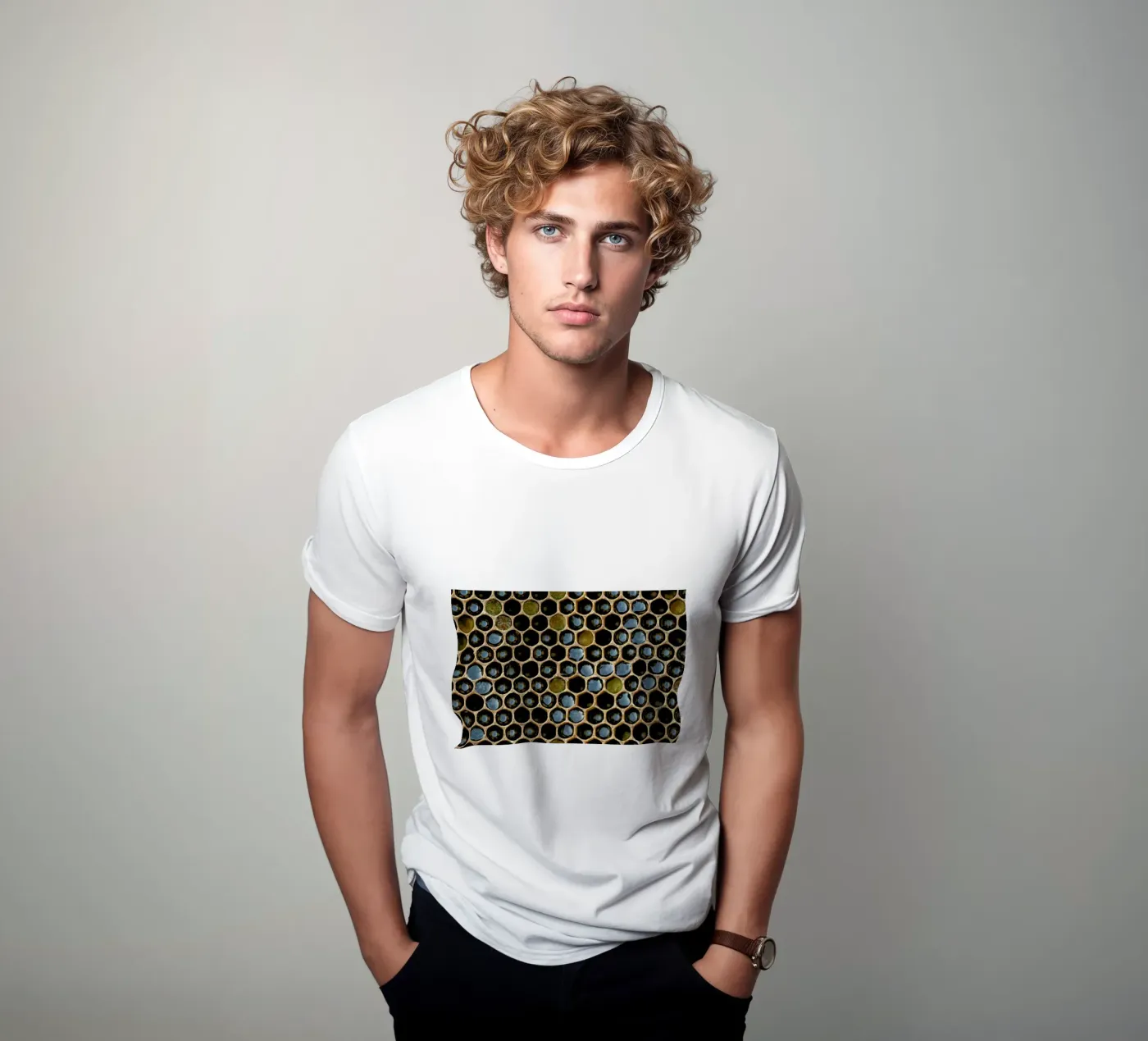 Bee Pattern t-shirt da Curious Collections by Marielle Leenders