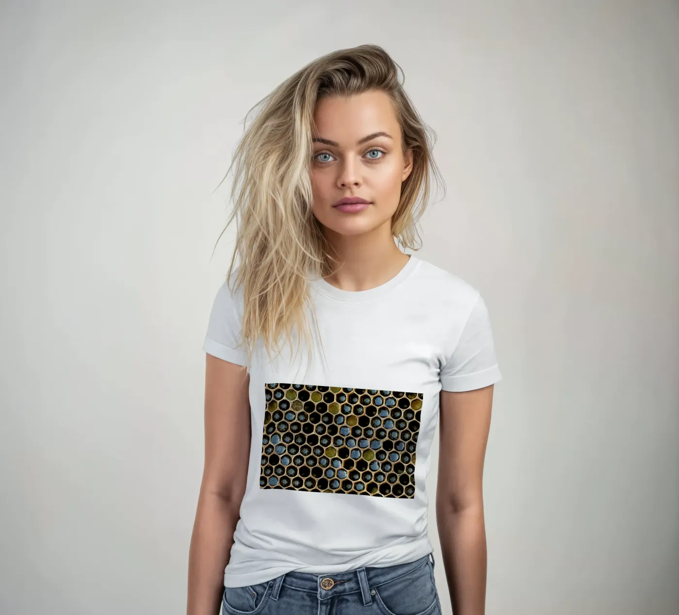 Bee Pattern t-shirt da donna da Curious Collections by Marielle Leenders