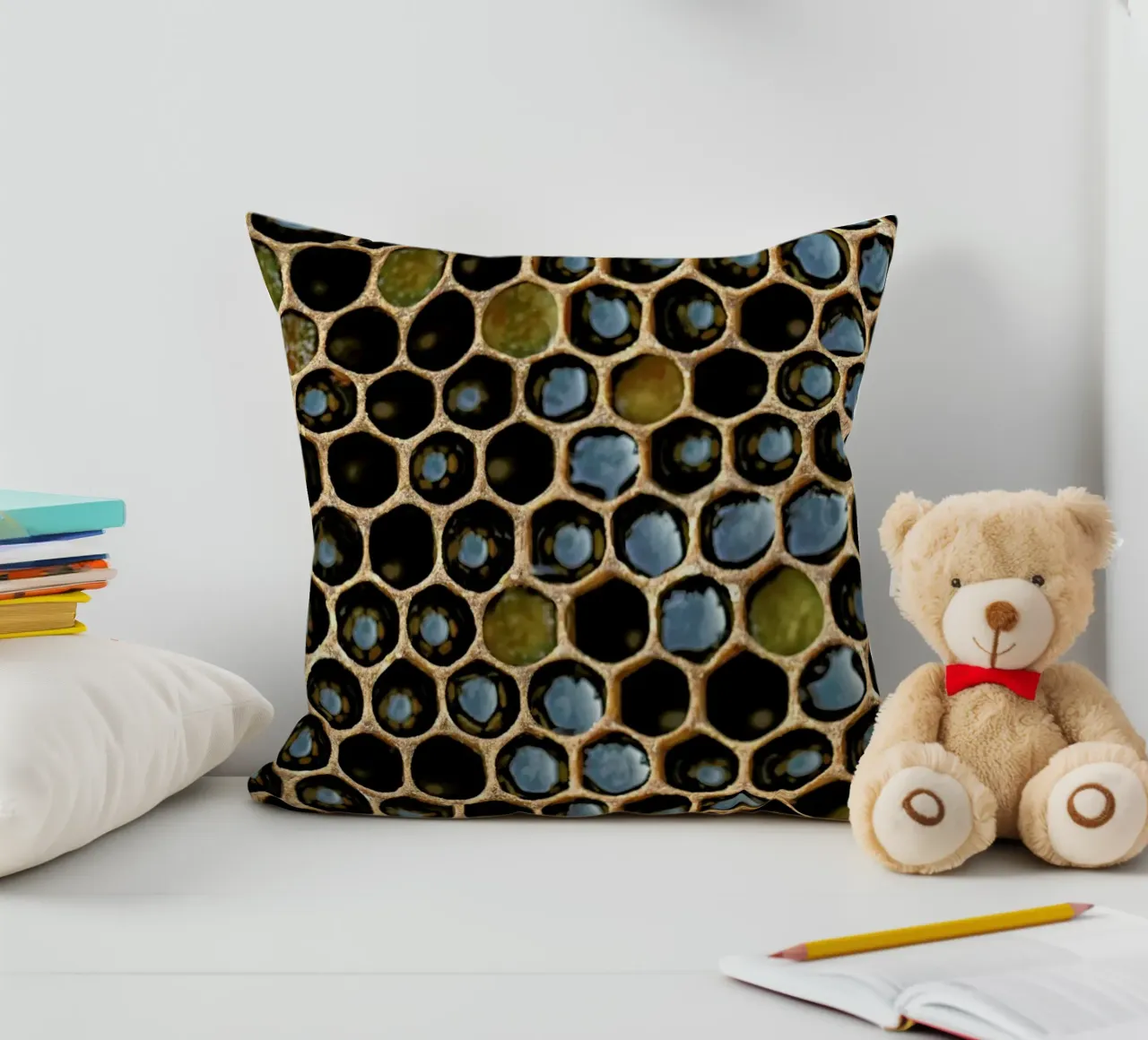 Bee Pattern cuscino da Curious Collections by Marielle Leenders