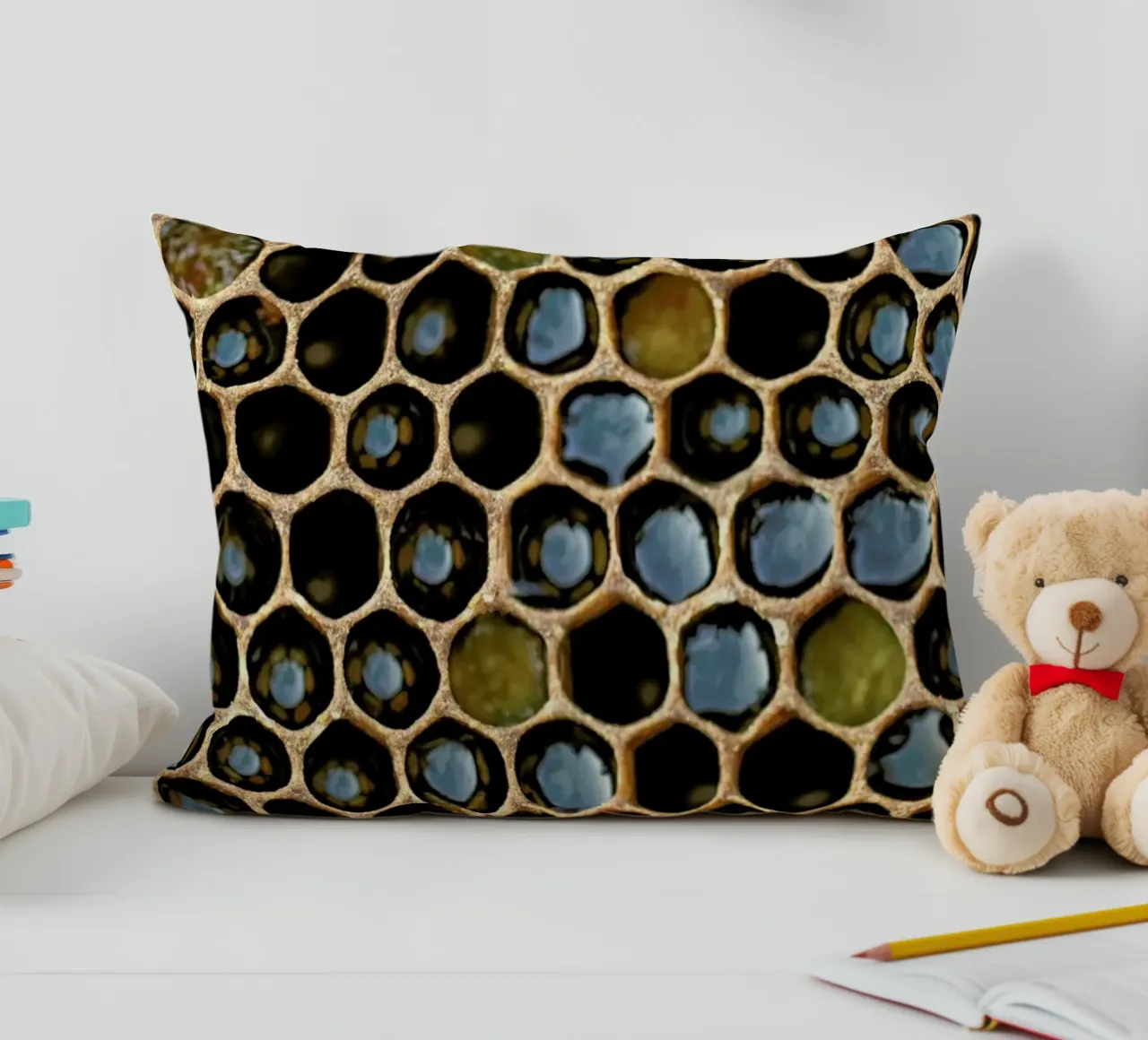 Bee Pattern cuscino da Curious Collections by Marielle Leenders