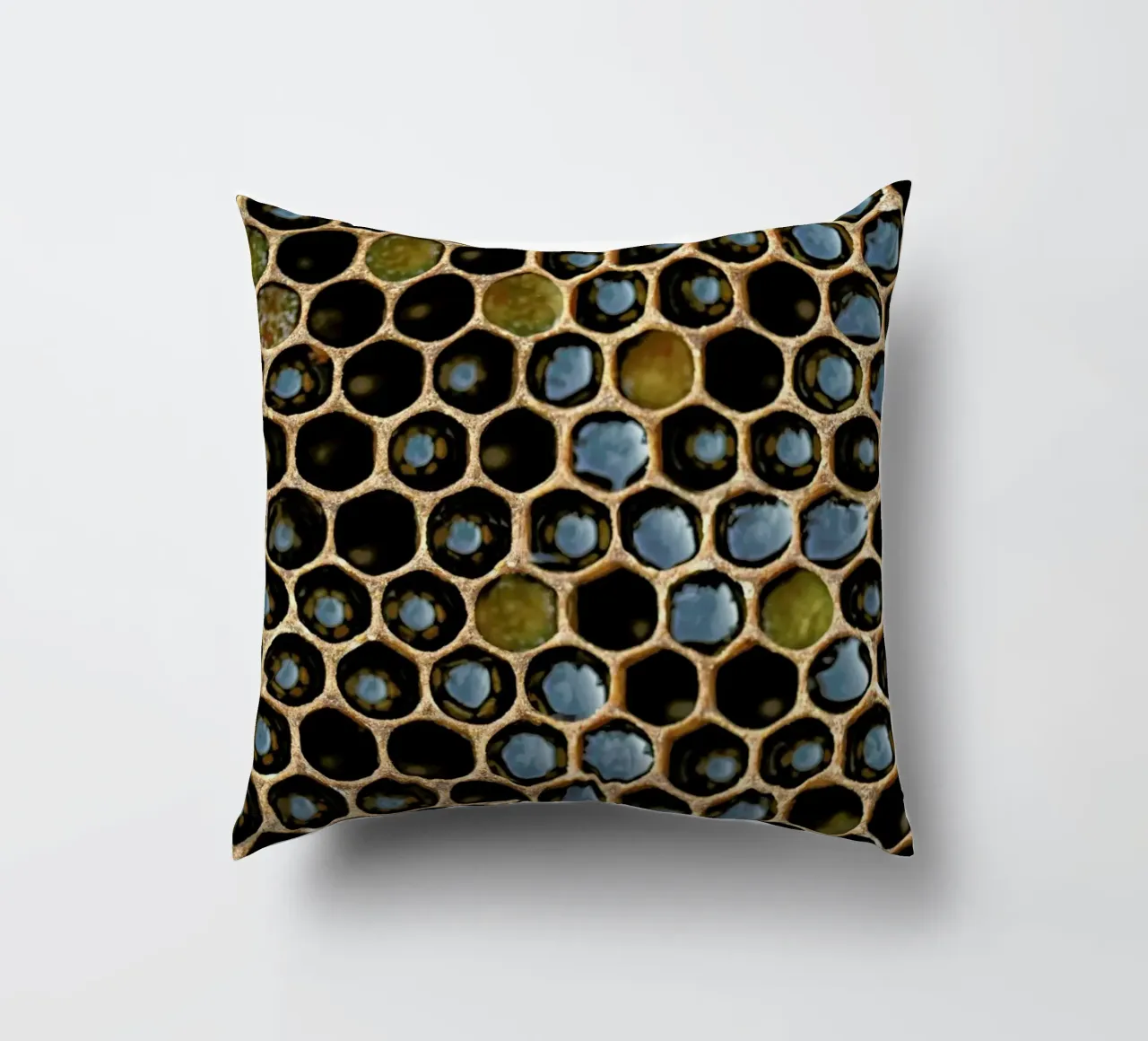 Bee Pattern cuscino da Curious Collections by Marielle Leenders