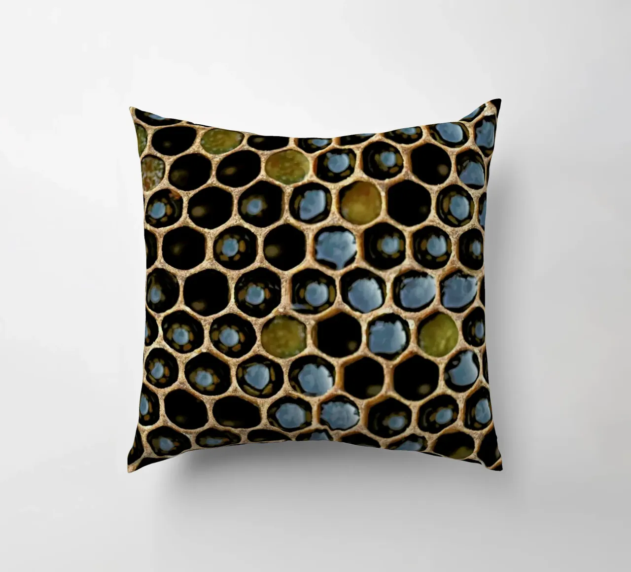 Bee Pattern cuscino da Curious Collections by Marielle Leenders
