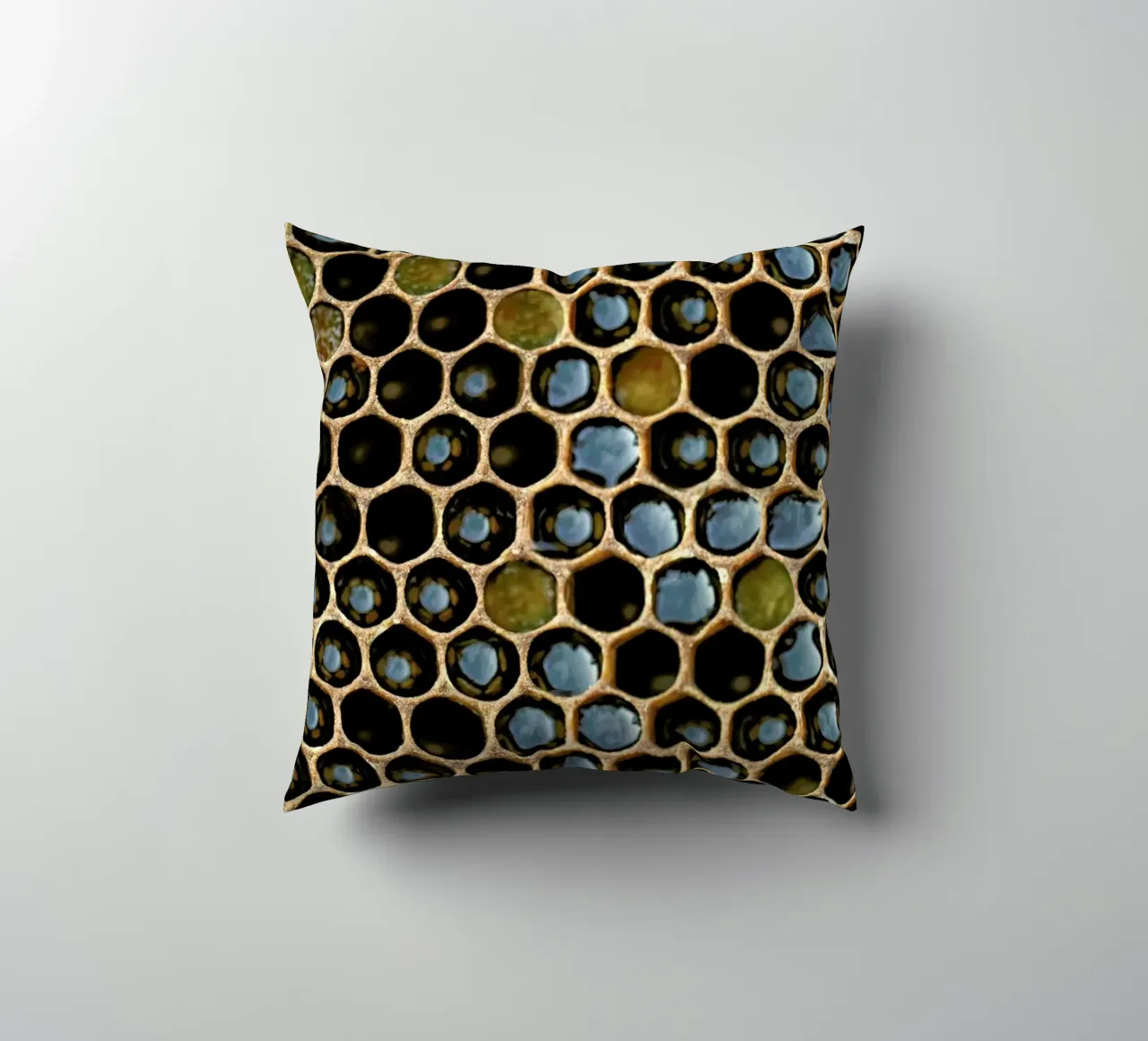 Bee Pattern cuscino da Curious Collections by Marielle Leenders