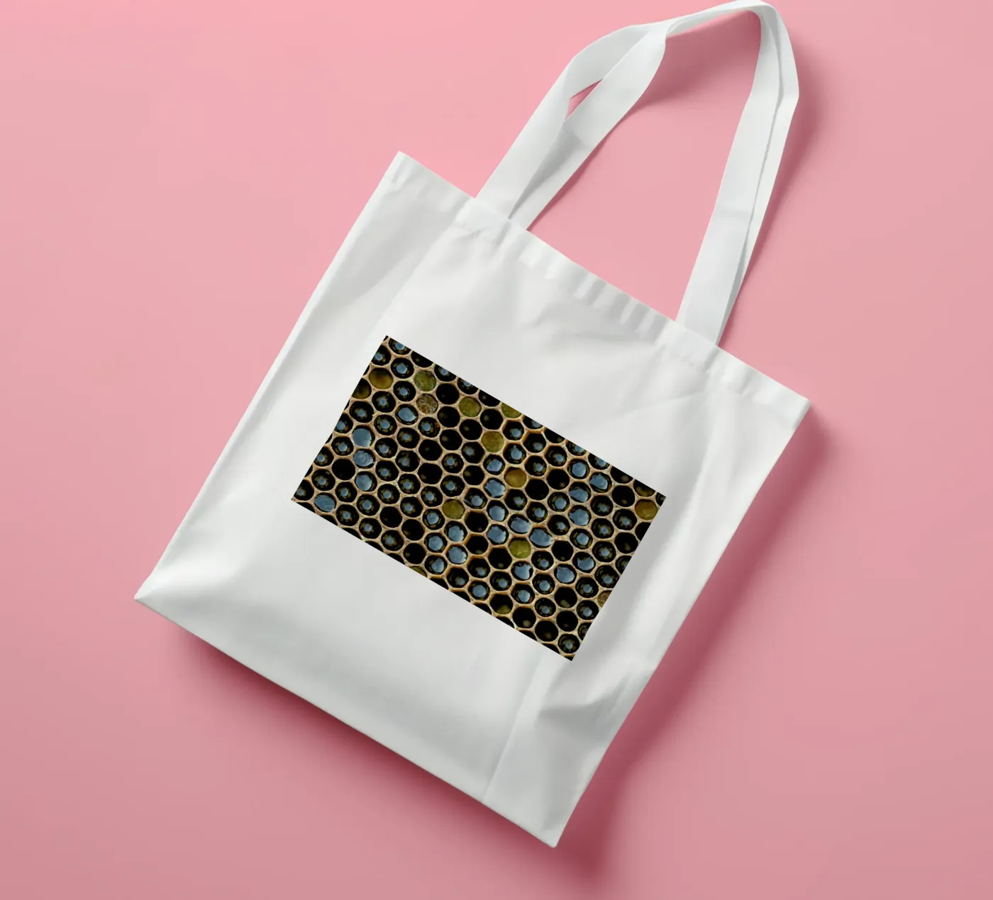 Bee Pattern jute draagtas van Curious Collections by Marielle Leenders