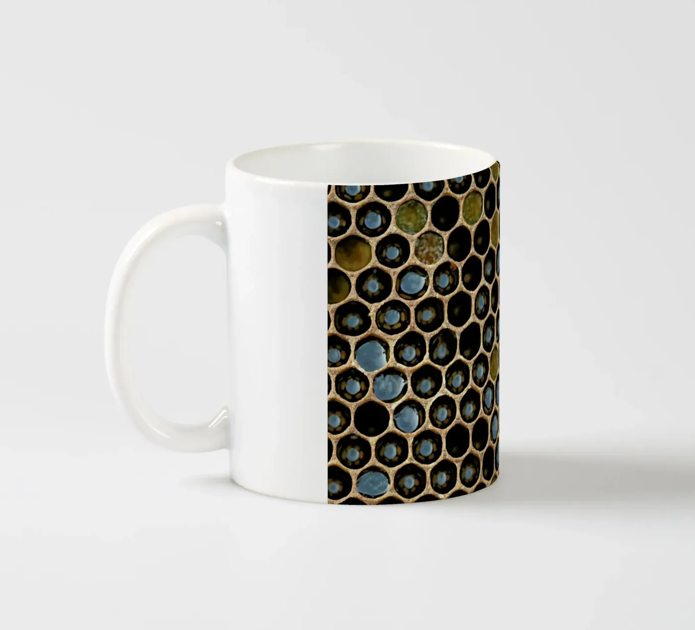 Bee Pattern Keramik Tasse von Curious Collections by Marielle Leenders