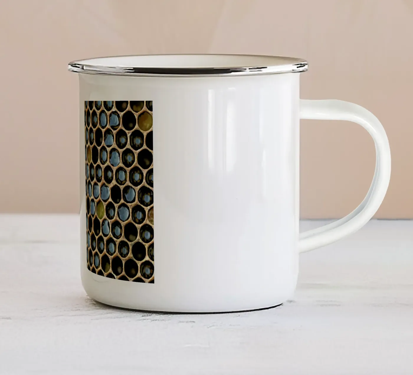 Bee Pattern emaille mok van Curious Collections by Marielle Leenders