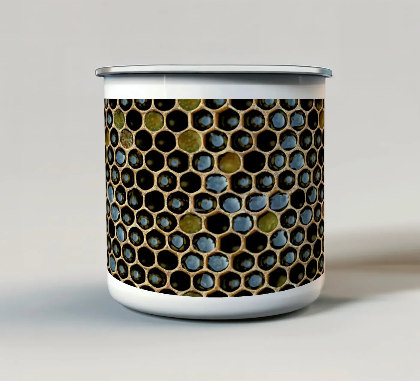 Bee Pattern emaille mok van Curious Collections by Marielle Leenders