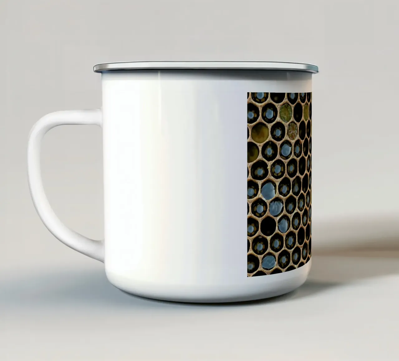 Bee Pattern tazza in smalto da Curious Collections by Marielle Leenders